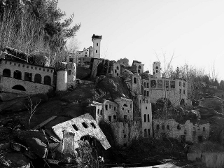 Illustration for article titled Decaying Biblical theme park houses the ruins of faux Jerusalem